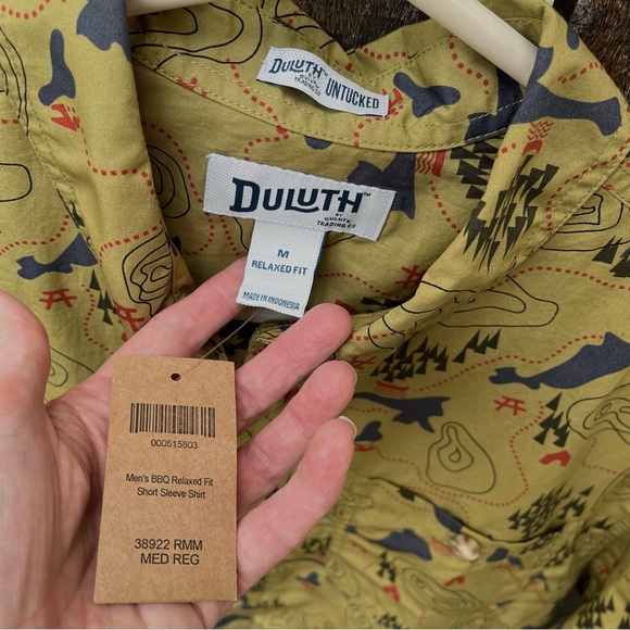 Duluth Trading Co. Untucked BBQ Relaxed Fit Short Sleeve Button Down Shirt Sz M - Picture 3 of 10
